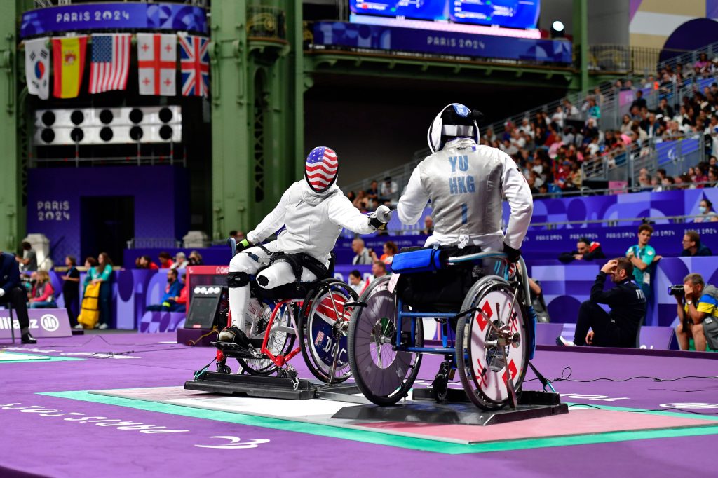 Jataya Taylor of the USA lunges towards Yu Chui Yee of Hong Kong, China during the women's foil at Paris 2024